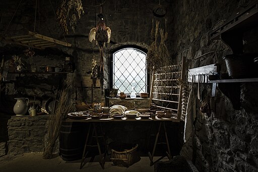 512px-Fortezza_Verrucole_Archeopark_interno középkori konyha