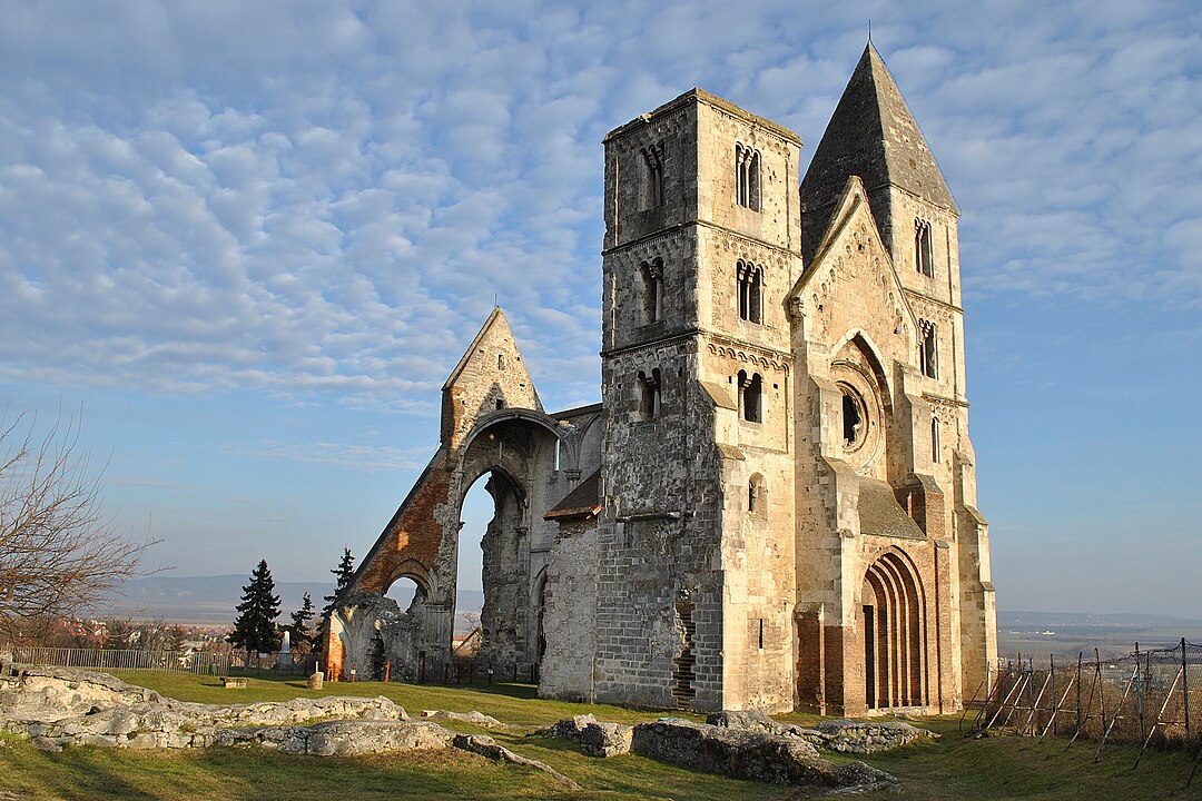 Régészeti emlékek 1 Zsámbéki premontrei templomrom román és gótikus stílusban, Magyarország