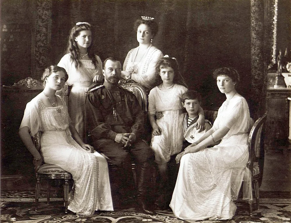 Mi történt ma? 4 II. Miklós cár, felesége és öt gyermekük hivatalos családi portrén, 1913-ban