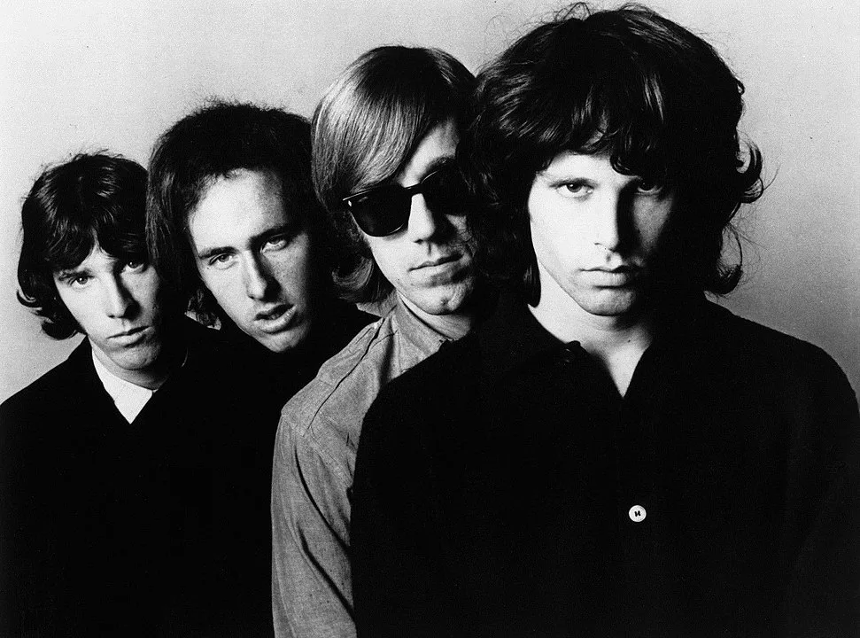 Jim Morrison és a The Doors tagjai fekete-fehér promóciós fotón