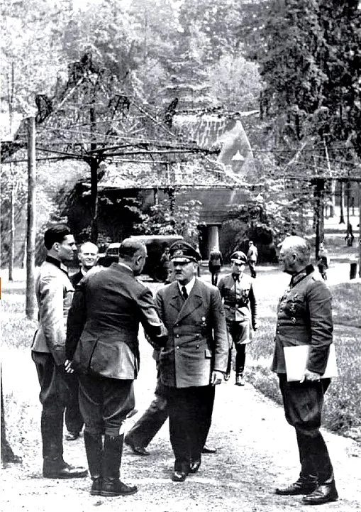 Mi történt ma? 1 Claus von Stauffenberg Hitler és Wilhelm Keitel társaságában a Führerhauptquartierben